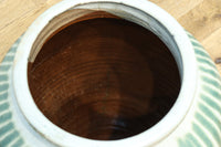 縦ストライプ柄で和の趣きある信楽焼の大きな壺 DC8477