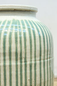 縦ストライプ柄で和の趣きある信楽焼の大きな壺 DC8477