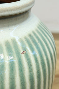 縦ストライプ柄で和の趣きある信楽焼の大きな壺 DC8477