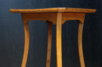 緩やかな曲線を描く四本脚の大振りの花台 DC8482