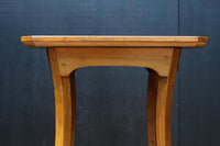 緩やかな曲線を描く四本脚の大振りの花台 DC8482