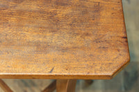 緩やかな曲線を描く四本脚の大振りの花台 DC8482