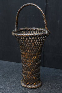 スラリとしたシルエットの持ち手付き花カゴ DC8523