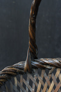 スラリとしたシルエットの持ち手付き花カゴ DC8523