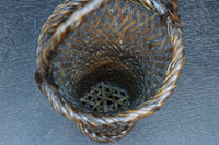 スラリとしたシルエットの持ち手付き花カゴ DC8523