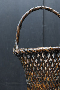 スラリとしたシルエットの持ち手付き花カゴ DC8523