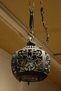 桜と蔦の透かし柄が映える吊り灯籠 DC8526