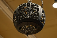 桜と蔦の透かし柄が映える吊り灯籠 DC8526