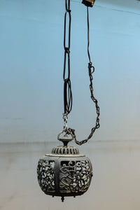 桜と蔦の透かし柄が映える吊り灯籠 DC8526