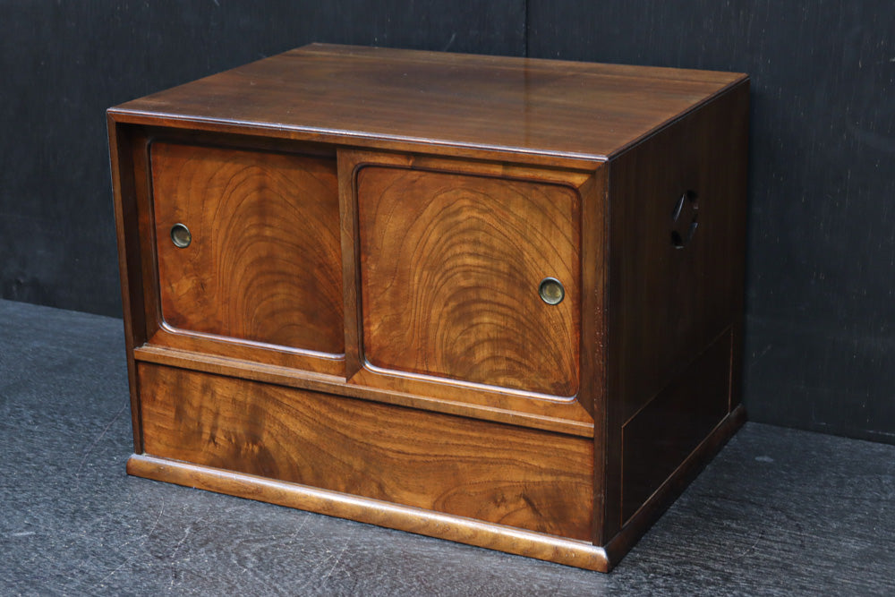 上質感漂う二枚引き戸の小さな茶箪笥 DC8528 – 古福庵 [ KOFUKUAN