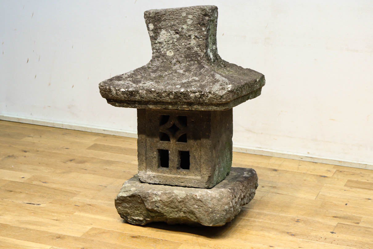 歴史を重ねた風合い豊かな石灯籠 DC8538 – 古福庵 [ KOFUKUAN