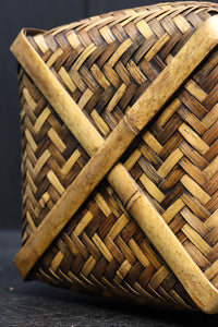 温かみある色彩に風情溢れる網代編みの丸カゴ DC8629