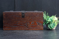 深みを増した古色の色合いから美しい杢目が浮かぶ長方形の道具箱 DC8669