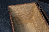 深みを増した古色の色合いから美しい杢目が浮かぶ長方形の道具箱 DC8669