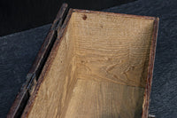 深みを増した古色の色合いから美しい杢目が浮かぶ長方形の道具箱 DC8669