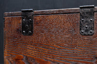 深みを増した古色の色合いから美しい杢目が浮かぶ長方形の道具箱 DC8669