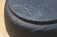 鉄の風合いに縁起の良い絵柄が馴染む消壺 DC8686