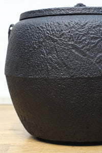 鉄の風合いに縁起の良い絵柄が馴染む消壺 DC8686