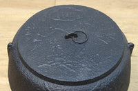 鉄の風合いに縁起の良い絵柄が馴染む消壺 DC8686