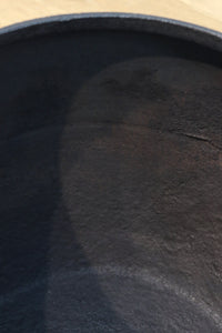 鉄の風合いに縁起の良い絵柄が馴染む消壺 DC8686