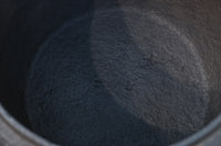 鉄の風合いに縁起の良い絵柄が馴染む消壺 DC8686