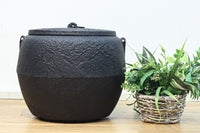 鉄の風合いに縁起の良い絵柄が馴染む消壺 DC8686