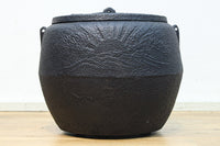 鉄の風合いに縁起の良い絵柄が馴染む消壺 DC8686