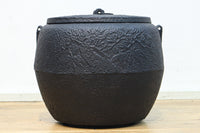 鉄の風合いに縁起の良い絵柄が馴染む消壺 DC8686