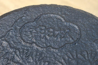 鉄の風合いに縁起の良い絵柄が馴染む消壺 DC8686