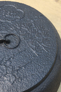 鉄の風合いに縁起の良い絵柄が馴染む消壺 DC8686