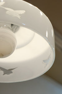 鳥の透かし模様が引き立つシンプルで温かみのある電笠 DC8711