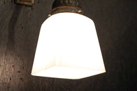 レトロな金具が雰囲気のある四角柱のブラケット DC8722