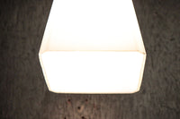 レトロな金具が雰囲気のある四角柱のブラケット DC8722