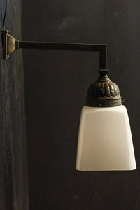 レトロな金具が雰囲気のある四角柱のブラケット DC8722