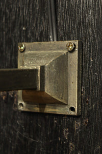 レトロな金具が雰囲気のある四角柱のブラケット DC8722