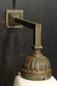 レトロな金具が雰囲気のある四角柱のブラケット DC8722