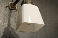 レトロな金具が雰囲気のある四角柱のブラケット DC8722