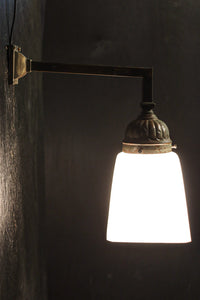 レトロな金具が雰囲気のある四角柱のブラケット DC8722