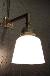 レトロな金具が雰囲気のある四角柱のブラケット DC8722