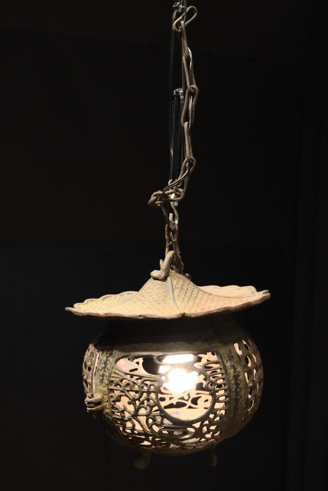 月蔓の透かし絵や青波海模様で風情ある球型吊り灯籠 DC8732 – 古福庵