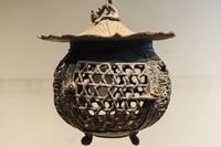 月蔓の透かし絵や青波海模様で風情ある球型吊り灯籠 DC8732