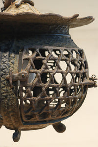 月蔓の透かし絵や青波海模様で風情ある球型吊り灯籠 DC8732