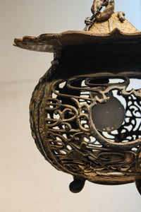 月蔓の透かし絵や青波海模様で風情ある球型吊り灯籠 DC8732