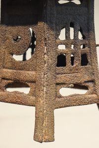 時代を重ねた鉄の風合いが魅力の六角屋根の吊り灯籠 DC8736