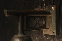 菊菱透かし絵金具とプレス模様の笠で和モダンなブラケット DC8755