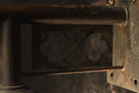 菊菱透かし絵金具とプレス模様の笠で和モダンなブラケット DC8755