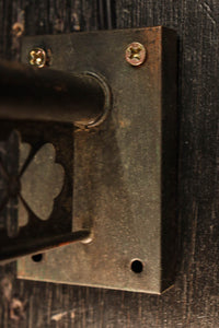 菊菱透かし絵金具とプレス模様の笠で和モダンなブラケット DC8755