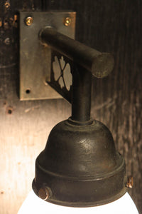 菊菱透かし絵金具とプレス模様の笠で和モダンなブラケット DC8755