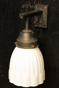 菊菱透かし絵金具とプレス模様の笠で和モダンなブラケット DC8755