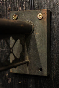 菊菱透かし絵金具とプレス模様の笠で和モダンなブラケット DC8755